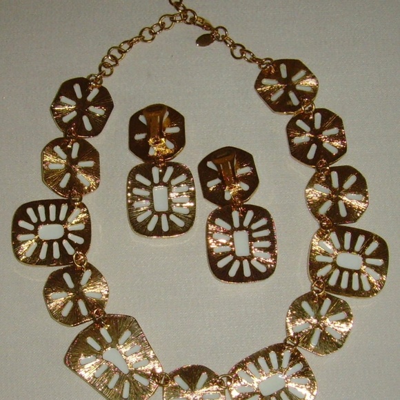 Kenneth Jay Lane (JKL) Chunky White Lucite Necklace and Earring Set - Picture 12 of 13